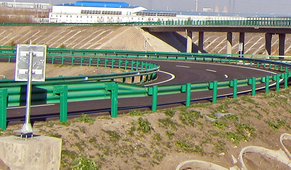 高速公路波形梁鋼護欄救命作用,如何才能保證?